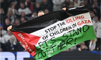   "أوقفوا قتل الأطفال في غزة ".. مشجع يجوب بعلم فلسطين أثناء مباراة مانشستر يونايتد وكوبنهاجن 
