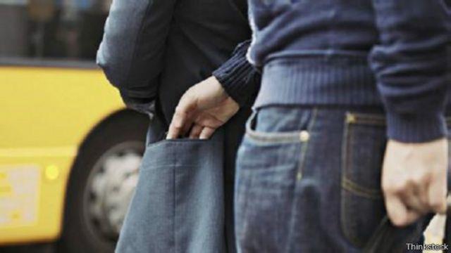 ضبط تشكيل عصابي انتحل صفة ضباط الشرطة لسرقة المواطنين بالإكراه 