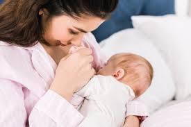   دراسة تكشف: العلاقة بين نوم الرضيع مع الام ونموه 