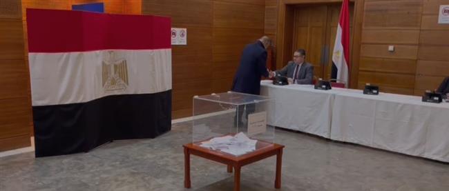  الجالية المصرية في لندن تتوافد على السفارة المصرية للمشاركة في الانتخابات الرئاسية