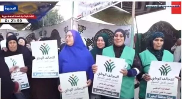 متطوعو  التحالف الوطني يتواجدون أمام اللجان لتنظيم طوابير الناخبين