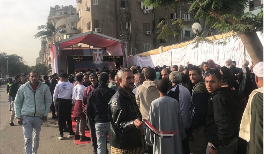 توافد الناخبين على مدرسة الشهيد محمد جمال للإدلاء بأصواتهم في انتخابات الرئاسة