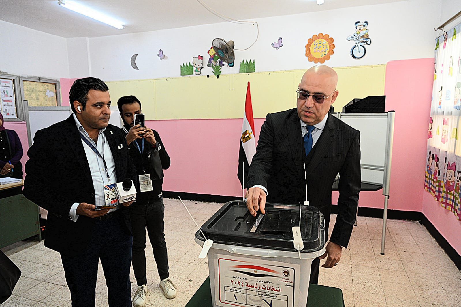 وزير الإسكان يدلي بصوته في الانتخابات الرئاسية بالقاهرة الجديدة