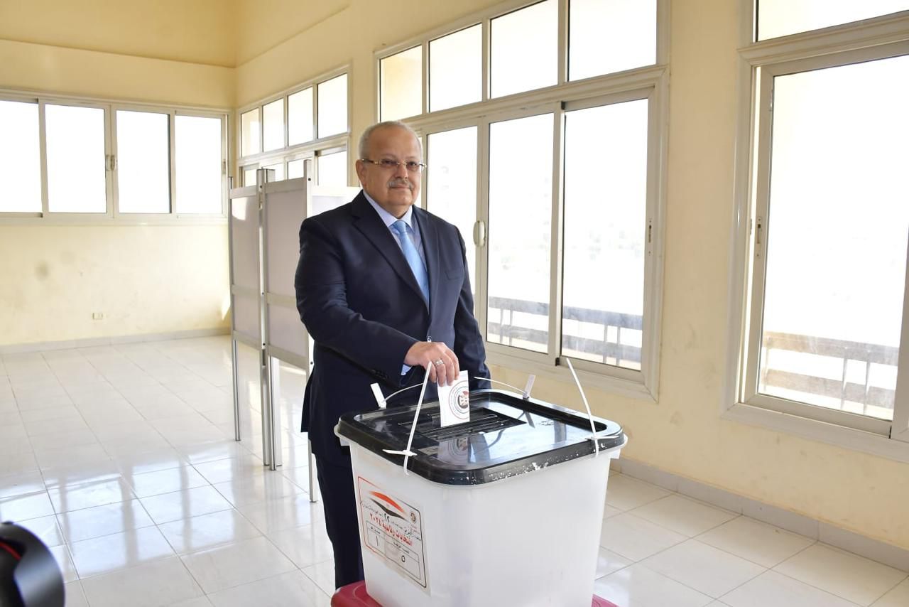 رئيس جامعة القاهرة يدلي بصوته في الانتخابات الرئاسية
