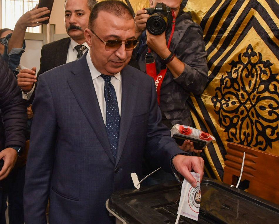 محافظ الإسكندرية يدلي بصوته فى الانتخابات الرئاسية ويدعو المواطنين للمشاركة