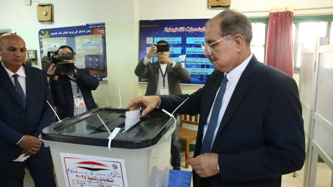 محافظ كفر الشيخ يدلي بصوته في الانتخابات الرئاسية بلجنة الوافدين