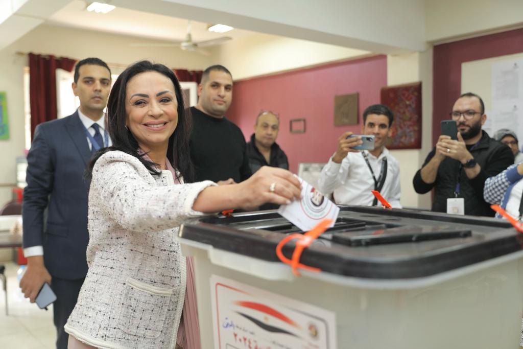 الانتخابات الرئاسية.. مايا مرسي تدلي بصوتها في الدقي