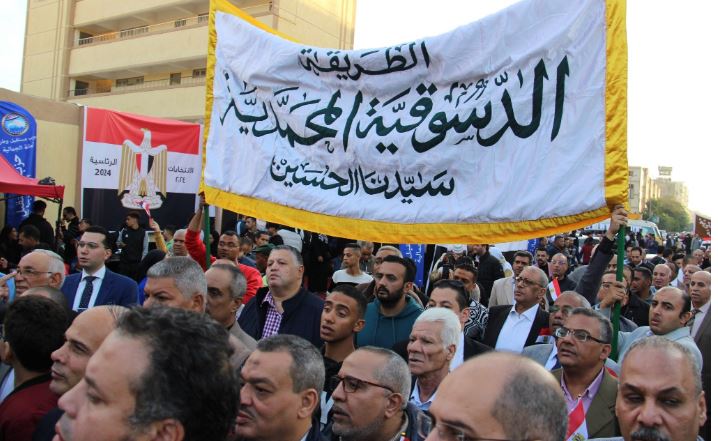 احتشاد أتباع الطرق الصوفية أمام اللجان الانتخابية في «الدرّاسة»