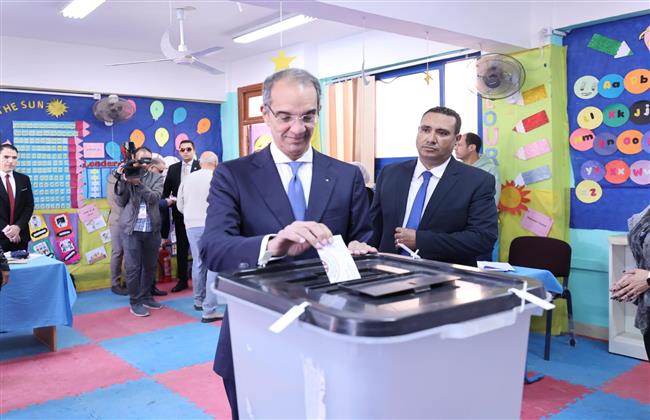 وزير الاتصالات يدلي بصوته في الانتخابات الرئاسية في زايد