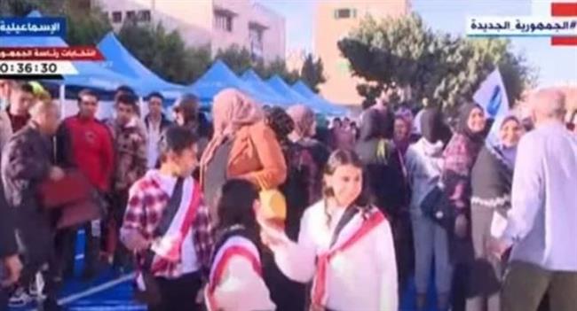 بالأعلام المصرية.. الأطفال أمام مقرات الاقتراع بانتخابات الرئاسة