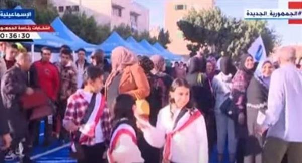 بالأعلام المصرية.. الأطفال أمام مقرات الاقتراع بانتخابات الرئاسة