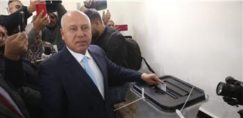   وزير النقل يدلي بصوته في الانتخابات الرئاسية بالتجمع الخامس 