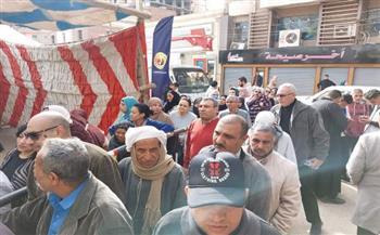 بالصور.. تزايد أعداد الناخبين على لجان المنيا.. والمحافظ يدلي بصوته في "الوافدين"