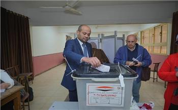   رئيس البورصة المصرية يدلي بصوته في الانتخابات الرئاسية