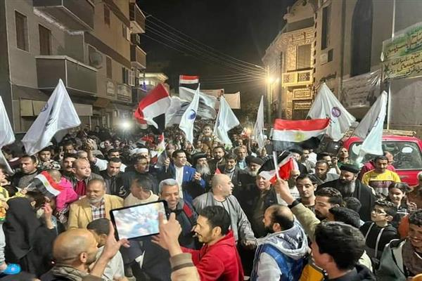 قبل إغلاق مراكز الاقتراع.. مواطنو الشرقية يحتشدون أمام لجان التصويت