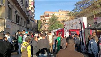   توافد المئات من الناخبين أمام مدرسة أحمد عرابي الابتدائية بمحافظة الجيزة