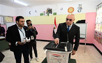   وزير الإسكان يدلي بصوته في الانتخابات الرئاسية بالقاهرة الجديدة