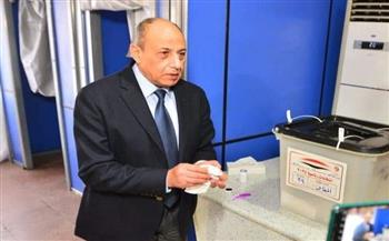   وزير الطيران المدني يدلي بصوته في الانتخابات الرئاسية في مطار القاهرة الدولي 