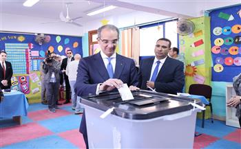   وزير الاتصالات يدلي بصوته في الانتخابات الرئاسية في زايد