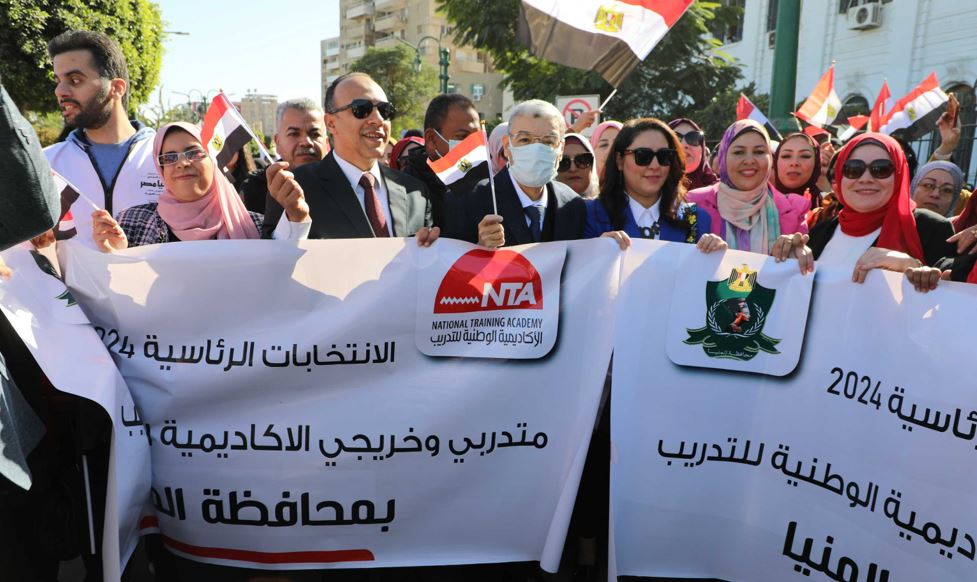 محافظ المنيا يقود مسيرة لحث المواطنين على المشاركة في الانتخابات الرئاسية