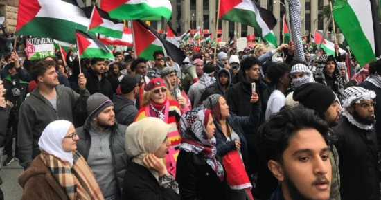 العشرات يتظاهرون أمام المتحف الكندي لحقوق الإنسان للاحتجاج على مأساة الفلسطينيين