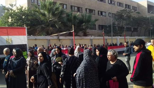 الانتخابات الرئاسية.. توافد المواطنين فى حي الزاوية على لجان الاقتراع
