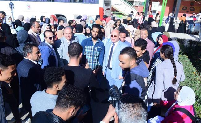 لليوم الثاني على التوالي.. رئيس جامعة سوهاج يتابع نقل الحشود الغفيرة ويرافق المغتربين لمقار لجانهم