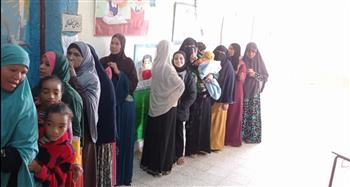   انتخابات الرئاسة.. السيدات يصطحبن الأطفال أثناء التصويت بلجنة "إطسا" بالفيوم
