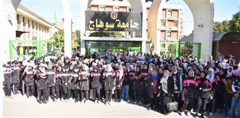   طلاب جامعة سوهاج يضربون مثالاً في حب مصر باستمرار توافدهم علي صناديق الإقتراع 