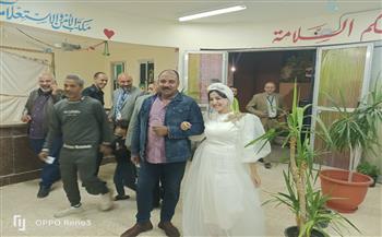   صور.. عروس تكمل فرحتها داخل لجنة الانتخابات بمدينة بدر