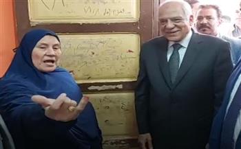   سيدة لمحافظ الجيزة: حبر الانتخابات شرف ليا
