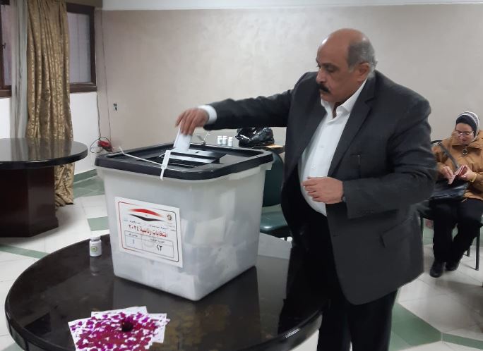 سكريتر عام محافظة أسيوط يدلي بصوته في الانتخابات الرئاسية