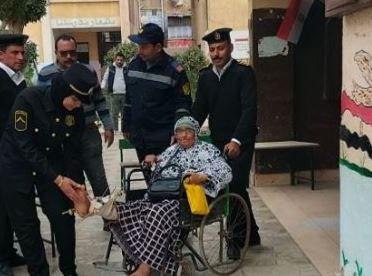 لفتة إنسانية.. رجال الشرطة يساعدون "مسنة" بحي الخليفة للإدلاء بصوتها في الانتخابات الرئاسية| صور