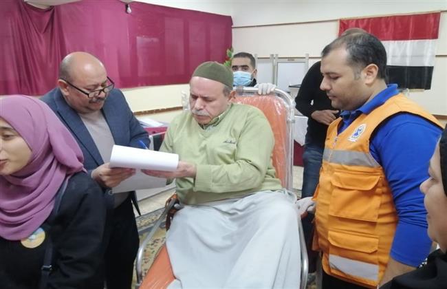 إسعاف الغربية تنقل عجوز من منزله لإحدى اللجان للإدلاء بصوته في الانتخابات الرئاسية