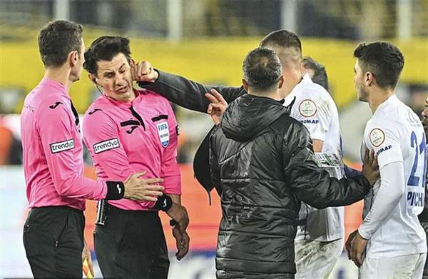 رئيس نادي أنقرة جوجو يضرب حكما في وجهه بعد مباراة لفريقه بالدوري التركي