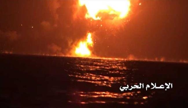 المدمرة الأمريكية ماسون تقدم المساعدات لسفينة النقل ستريندا بعد استهدافها من الحوثي في باب المندب