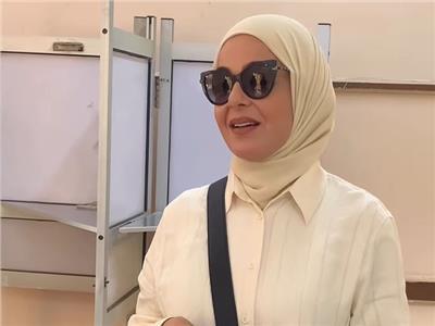منى عبد الغني تدلي بصوتها فى الانتخابات الرئاسية