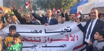   بالصور: حشد جماهيري من أهالي قرية الأقواز بمركز الصف جنوب الجيزة أمام لجان الإنتخابات