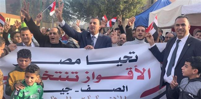 بالصور: حشد جماهيري من أهالي قرية الأقواز بمركز الصف جنوب الجيزة أمام لجان الإنتخابات