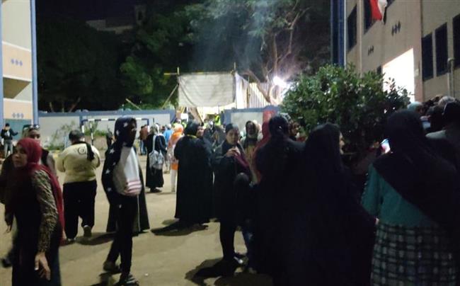 بالصور والفيديو.. زحام شديد داخل لجان مدرسة الحميدات بـ قنا خلال الانتخابات الرئاسية