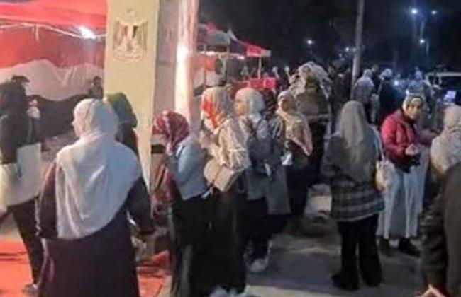 الناخبون يتحدون الأمطار ويحتشدون في لجان مصر الجديدة قبل ساعات من نهاية الانتخابات الرئاسية
