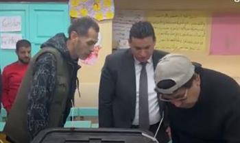   قبل غلق اللجان الانتخابية.. محمد منير يدلي بصوته في الانتخابات الرئاسية