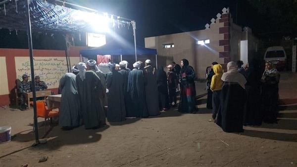 قبل غلق باب التصويت.. توافد الناخبين على لجنة بالحي المتميز