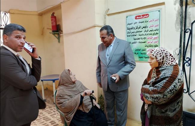 جبر الخواطر.. شاهد لفتة إنسانية من رئيس مدينة طوخ تجاه سيدة "مسنة" 