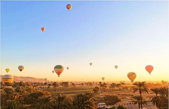 630 سائحا يحلقون في سماء الأقصر على متن 35 بالونا طائرا