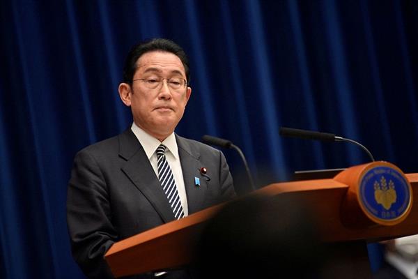 رئيس وزراء اليابان يستقيل من رئاسة فصيل الحزب الحاكم وسط فضيحة مالية