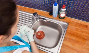  3 طرق مجربة وفعالة لتسليك حوض المطبخ