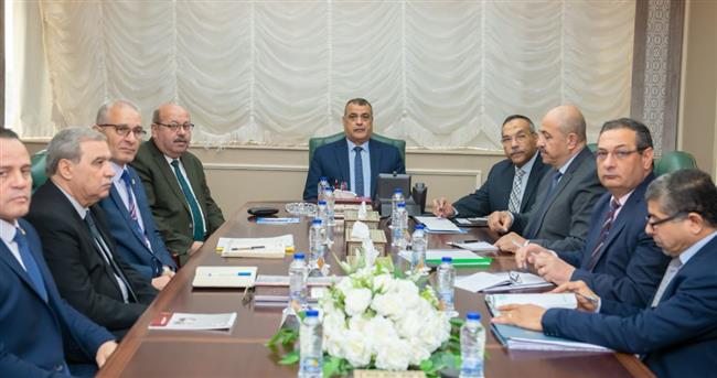 وزير الإنتاج الحربي يتابع آخر مستجدات المشروعات الجاري تنفيذها بالعاصمة الإدارية