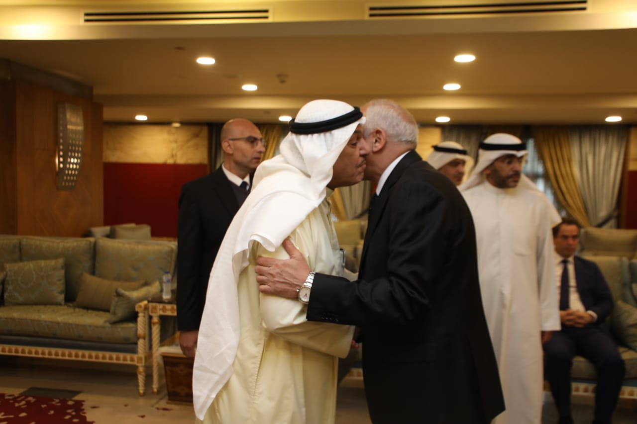 محافظ الجيزة يقدم واجب العزاء في وفاة الشيخ نواف الأحمد الجابر الصباح