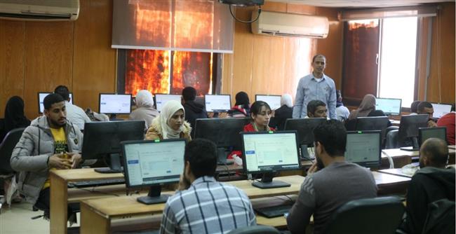 مركز التحول الرقمي بجامعة جنوب الوادي يجري اختبارات الدورة 137